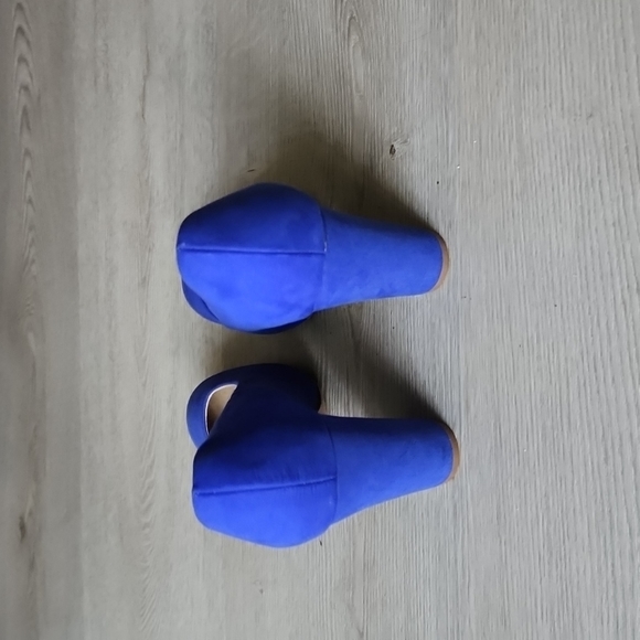 Old Navy Blue Suede Heel Shoe. Size 9 - Picture 2 of 4